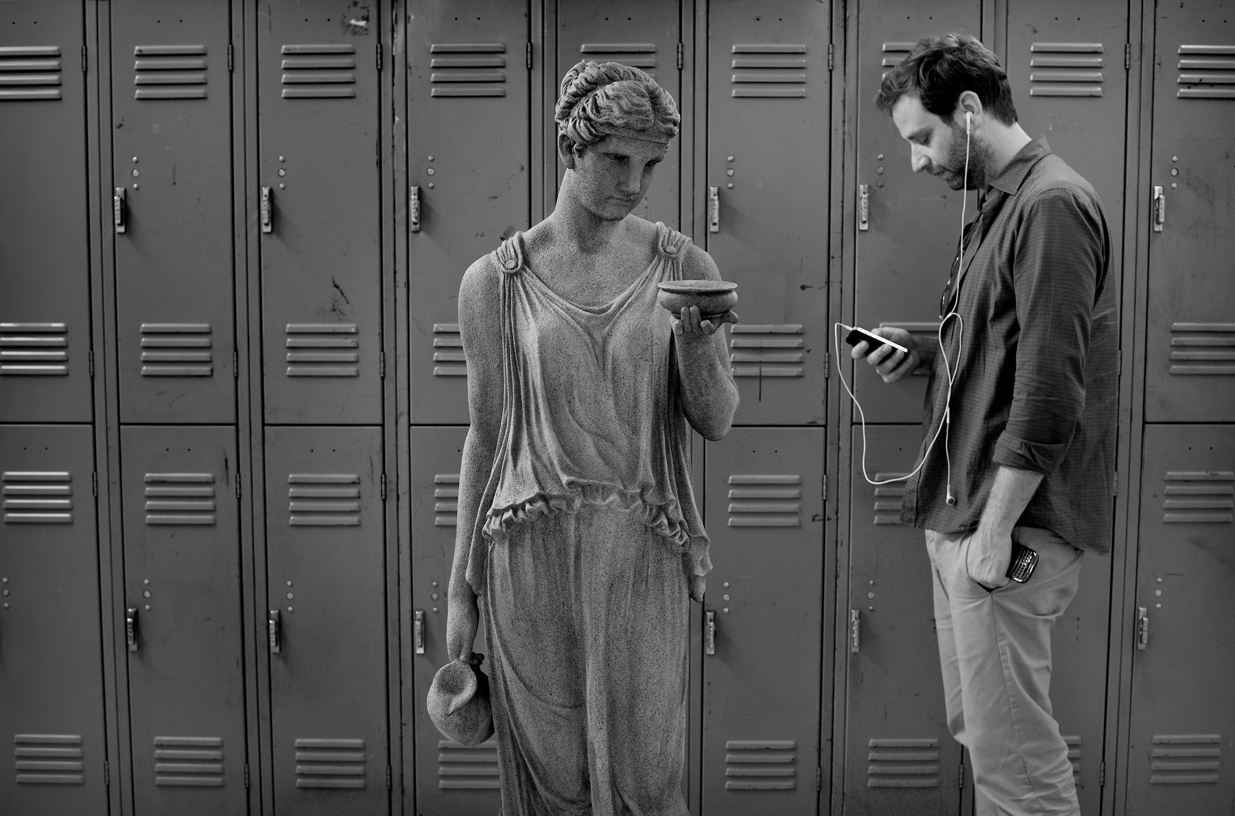 JoshuaBright_NewYorkTimes_Statue_smartphone