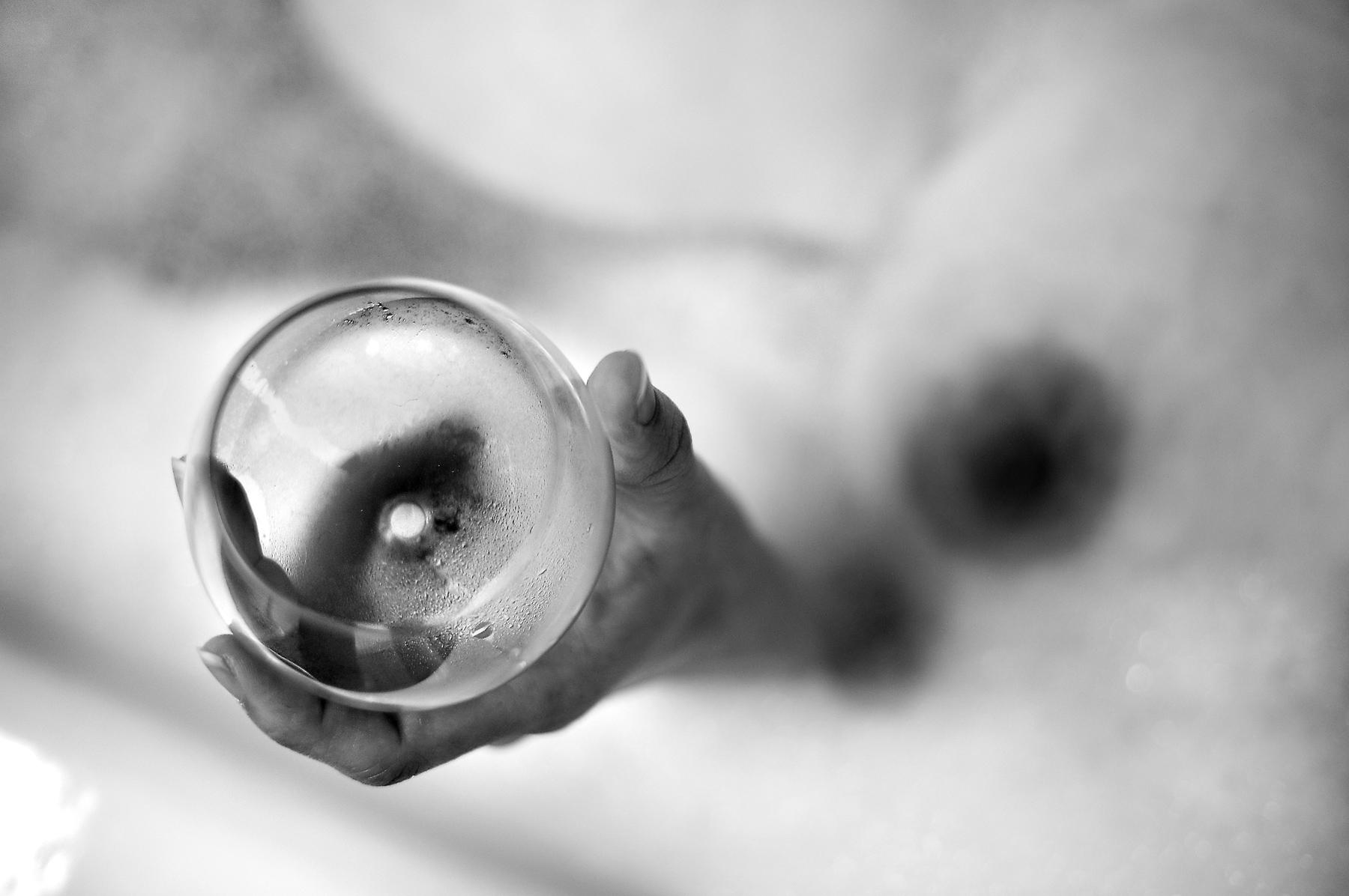 JoshuaBright_AliSmith_Pregnant_NewYork_drinkinbath