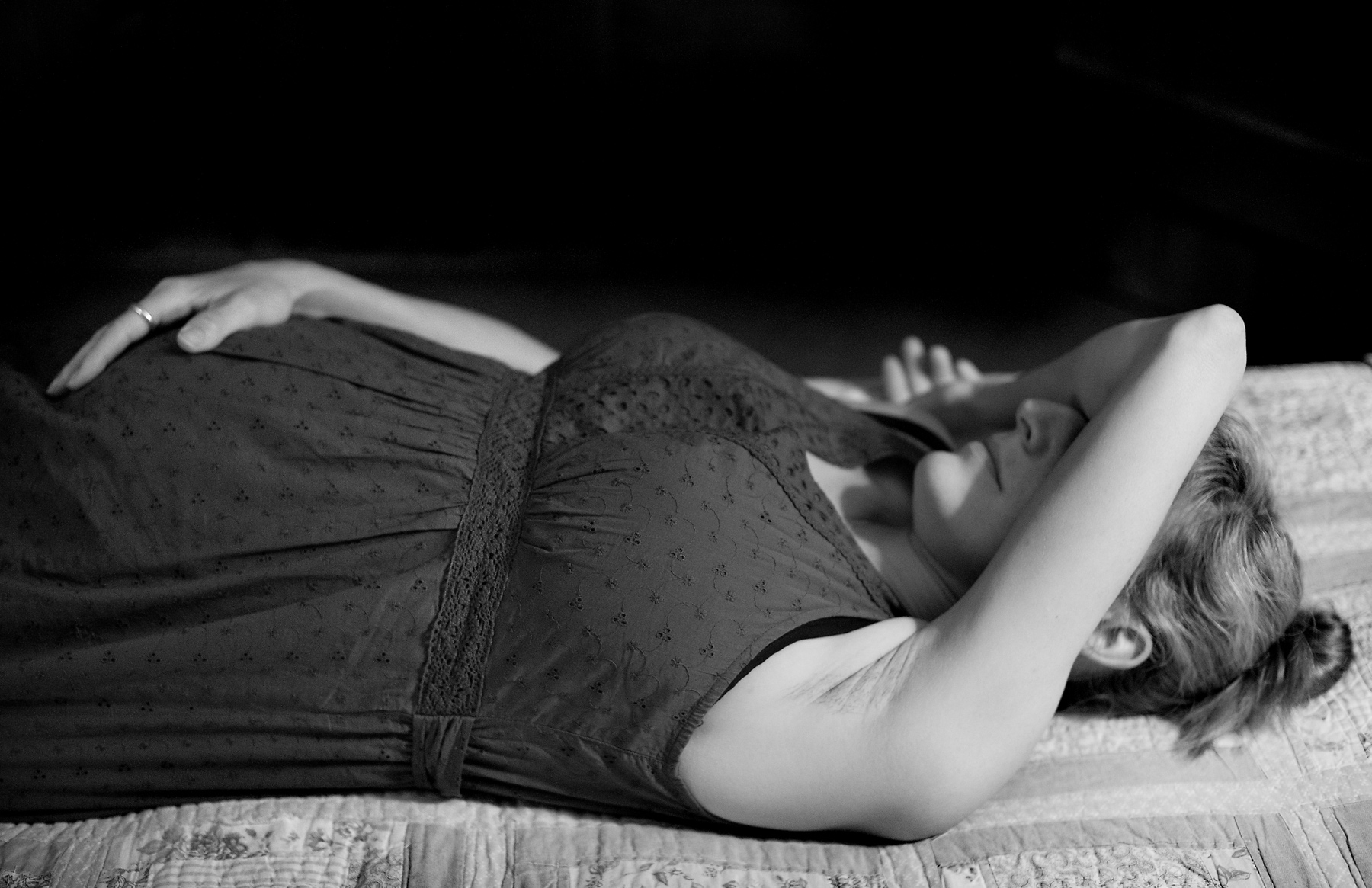JoshuaBright_AliSmith_Pregnant_NewYork_lyingonbed