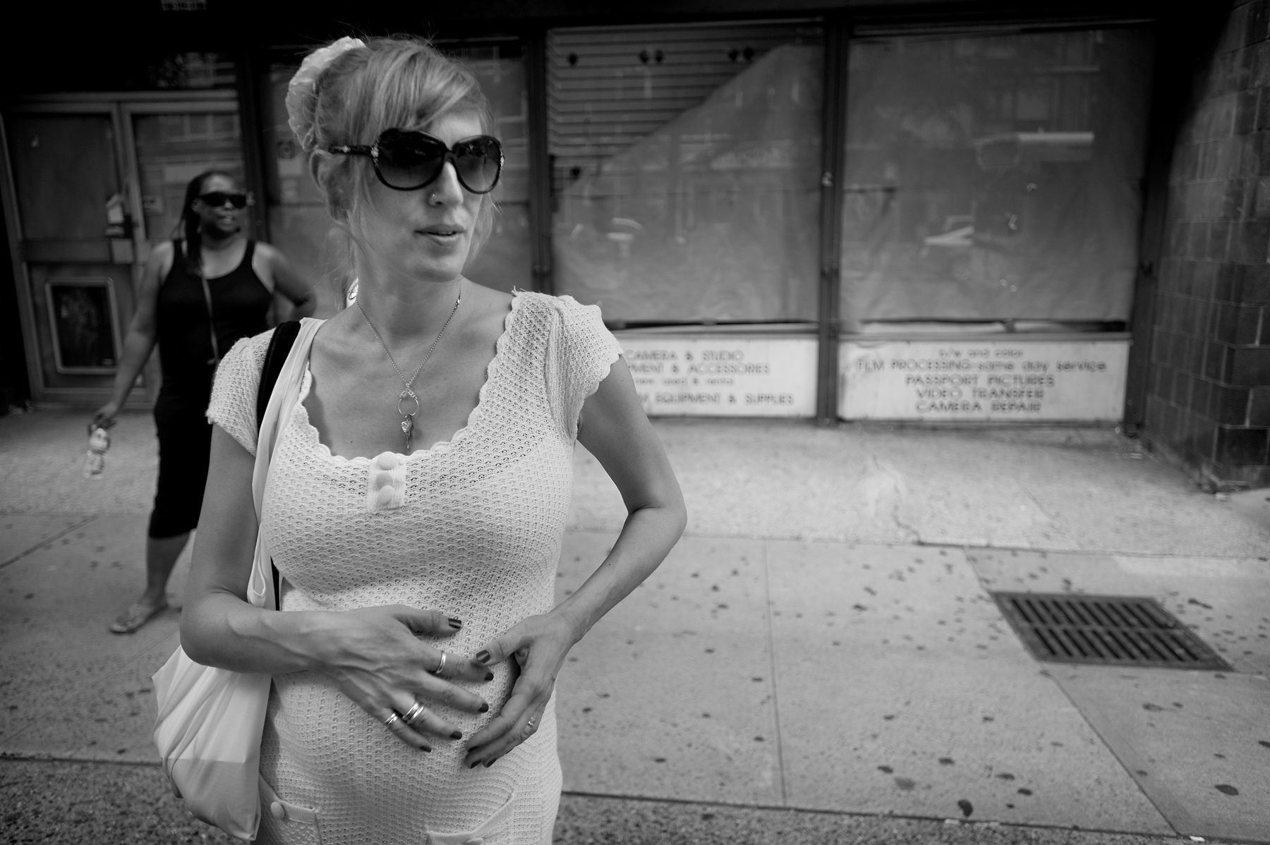JoshuaBright_AliSmith_Pregnant_NewYork_waitingforbusonstreet